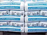 Auf Paletten gestapelte Säcke mit Mauermörtel.