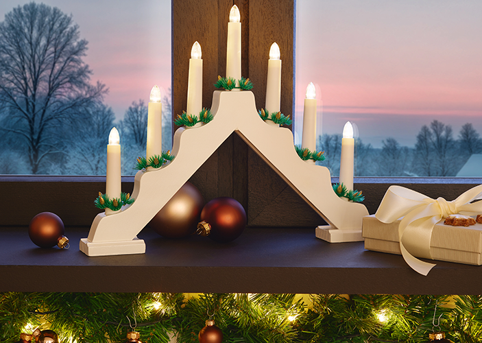 Weinachtsbeleuchtung auf der Fensterbank dekoriert 