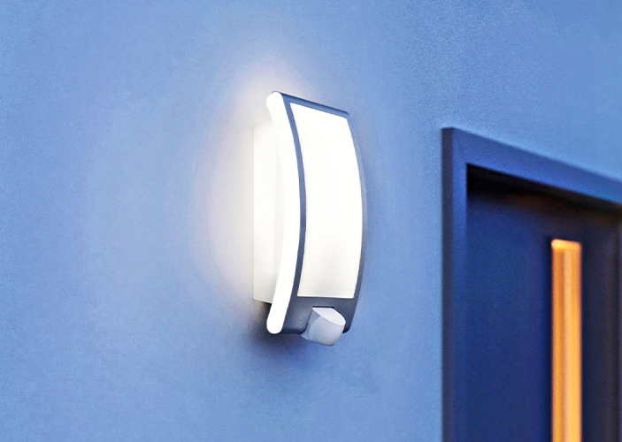 Außenleuchte leuchtet draußen vor der Haustür im dunklen