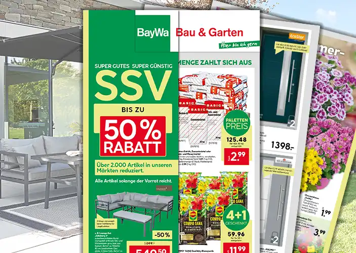 Grünes BayWa Prospekt aufgeklappt, im Hintergrund eine Gartenlounge und ein Sonnenschirm auf einer Terrasse