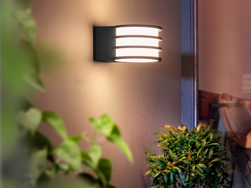 Aussenlampe vor beiger Wand Aussenlampe vor beiger Wand