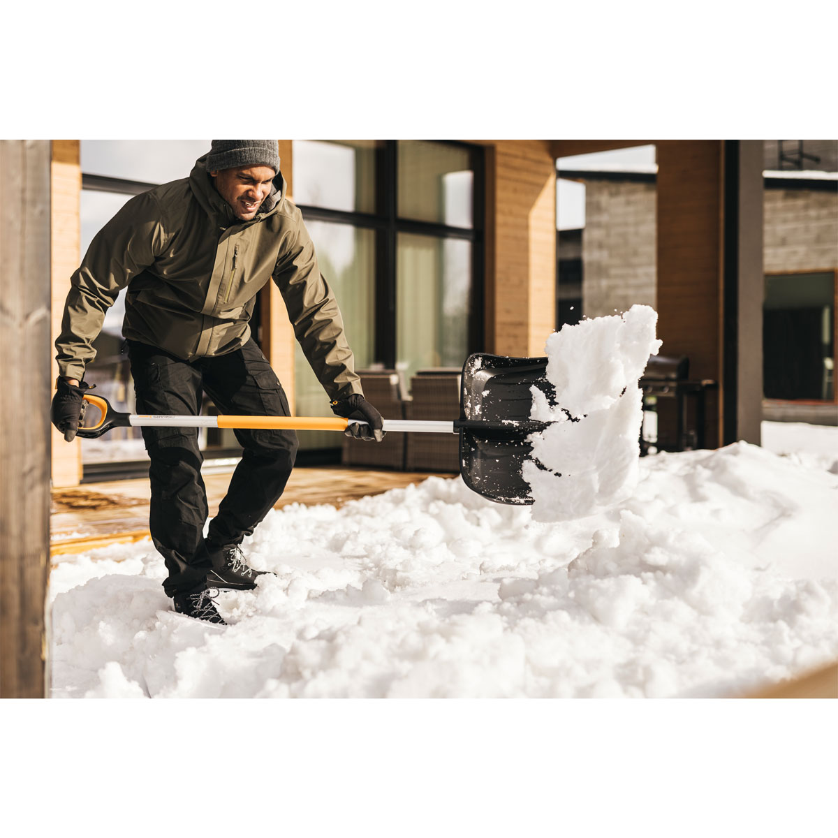 Fiskars Schneeschieber X-series 53 cm Bild 3