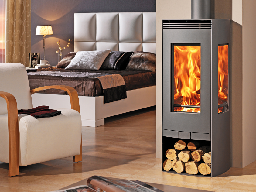 Brennender moderner dunkler Kamin im Zimmer