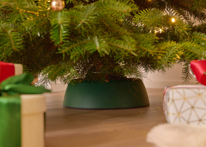 Weihnachtsbaumständer, in dem ein Weihnachtsbaum steht Weihnachtsbaumständer, in dem ein Weihnachtsbaum steht