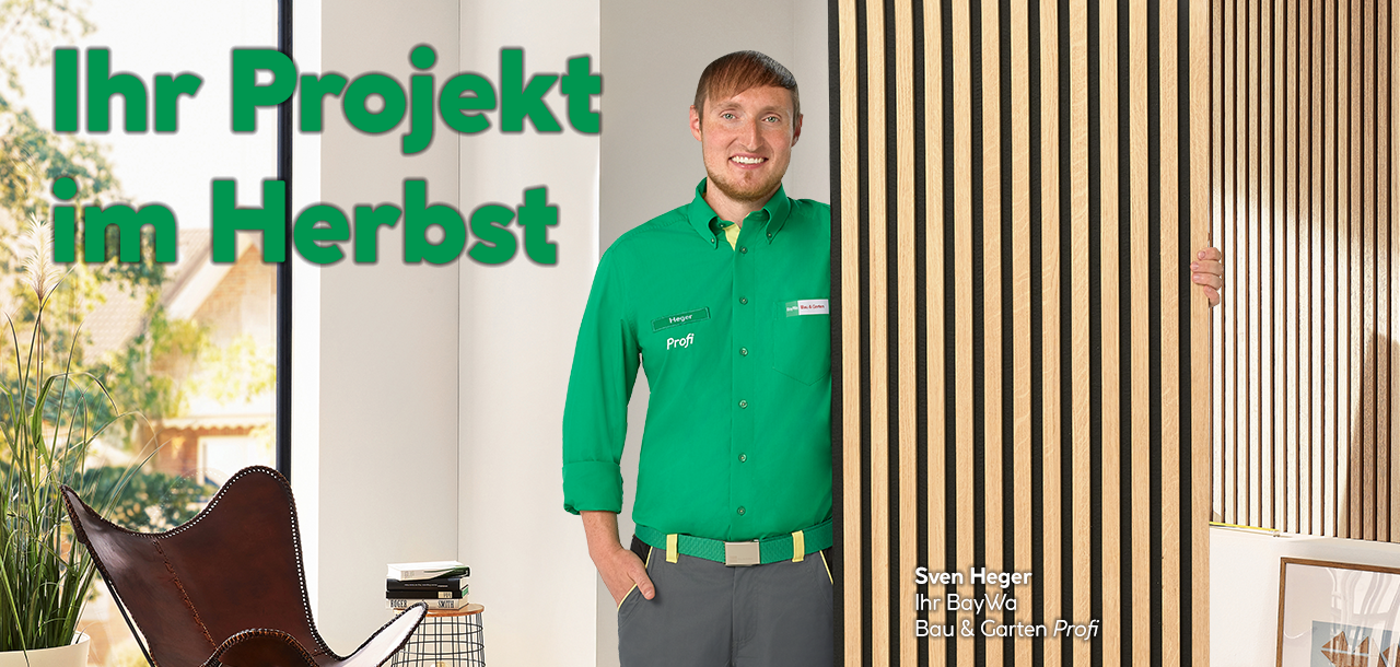 Ein männlicher Baywa Profi mit Paneel in der Hand 