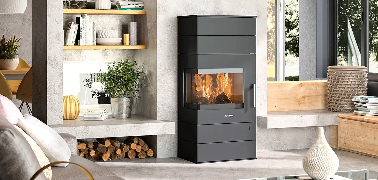 Schwarzer Kamin mit brennendem Feuer, platziert in einem gemütlichen Zuhause