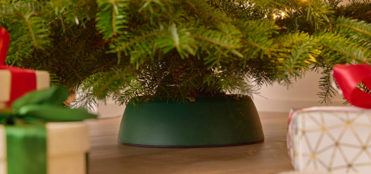 Weihnachtsbaumständer, in dem ein Weihnachtsbaum steht Weihnachtsbaumständer, in dem ein Weihnachtsbaum steht