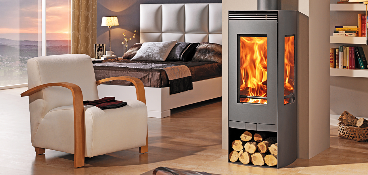 Moderner Kamin am brennen, in einem gemütlichen Zuhause