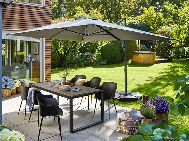 Haveson Ampelschirm in beige mit Gartenmöbeln darunter