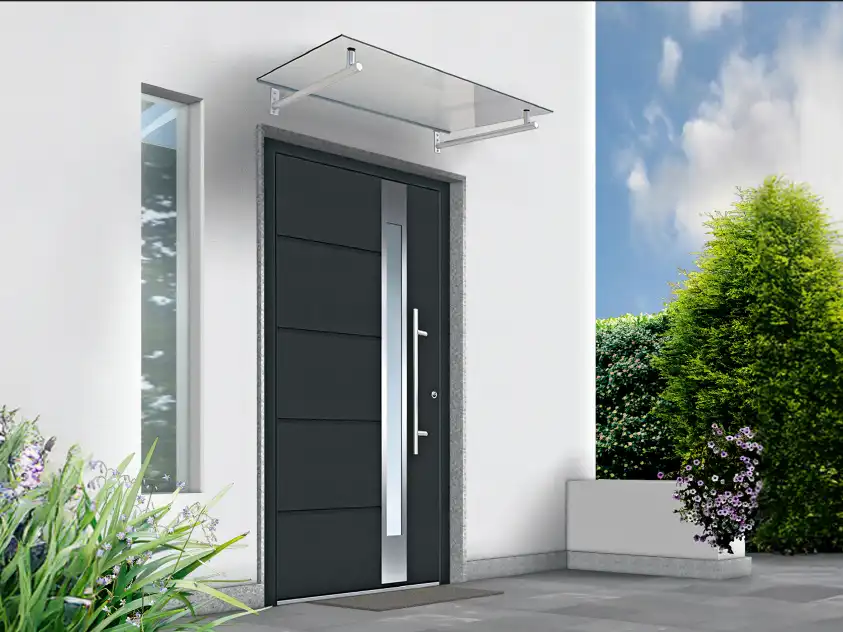 Eine weiße Hauswand mit schwarzer Haustür. Die Haustür hat Fensterausschnitte.