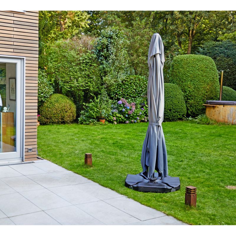 Haveson Ampelschirm Cesano zusammengeklappt im Garten neben der Terrasse