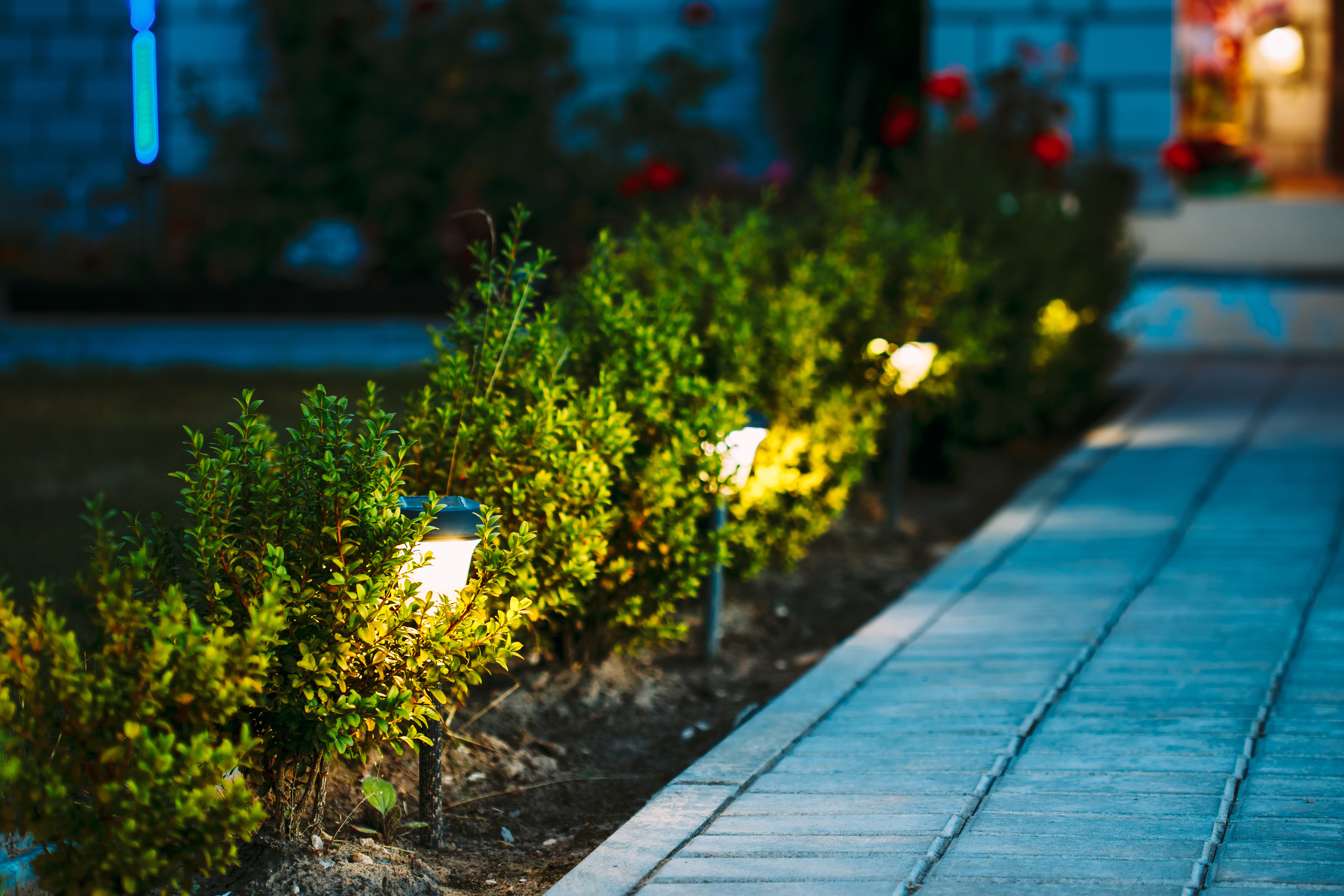Ein Gehweg der mit Gartenbeleuchtung ausgestattet ist