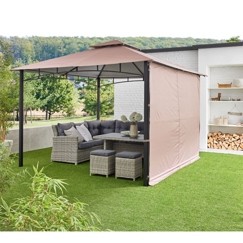 Haveson Pavillon mit klappbaren Seitenteil in Terracotta  mit einer Loungegarnitur im Garten