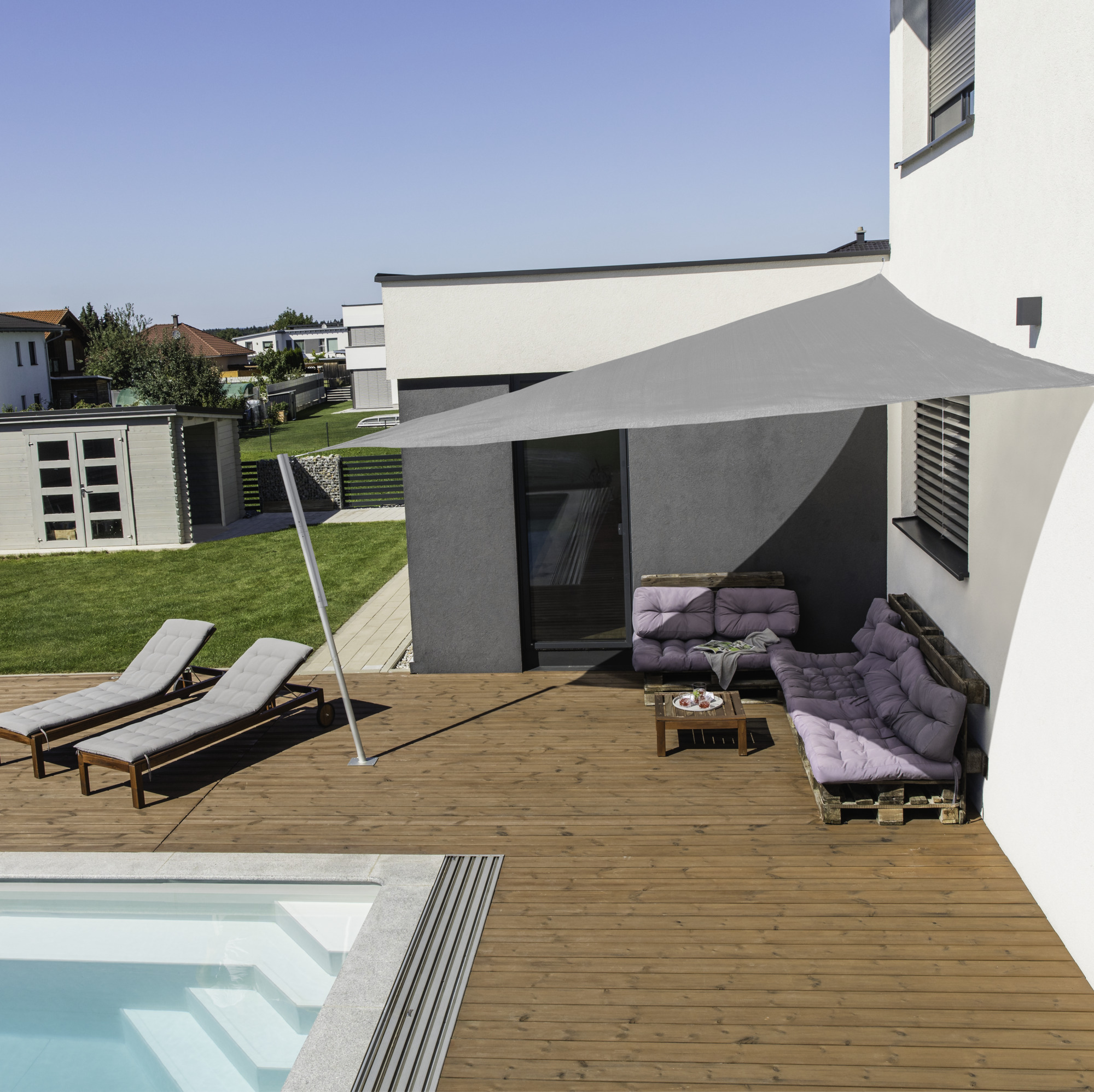 Sonnensegel Capri über einer Holzterrasse mit Pool und Gartenmöbeln