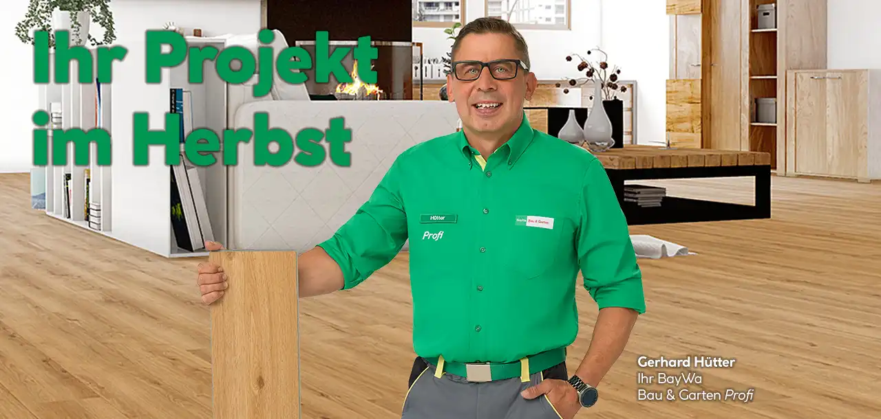Ein männlicher Baywa Profi mit Bodenbelag in der Hand 
