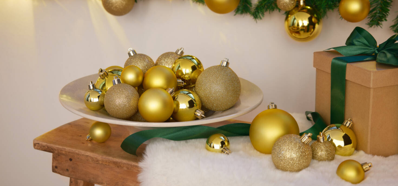 goldene Weihnachtsbaumkugeln in einer Schale goldene Weihnachtsbaumkugeln in einer Schale