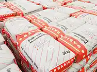 Mehrere Zementsäcke liegen gestapelt nebeneinander.