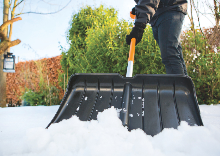 Schneeschieber im Garten
