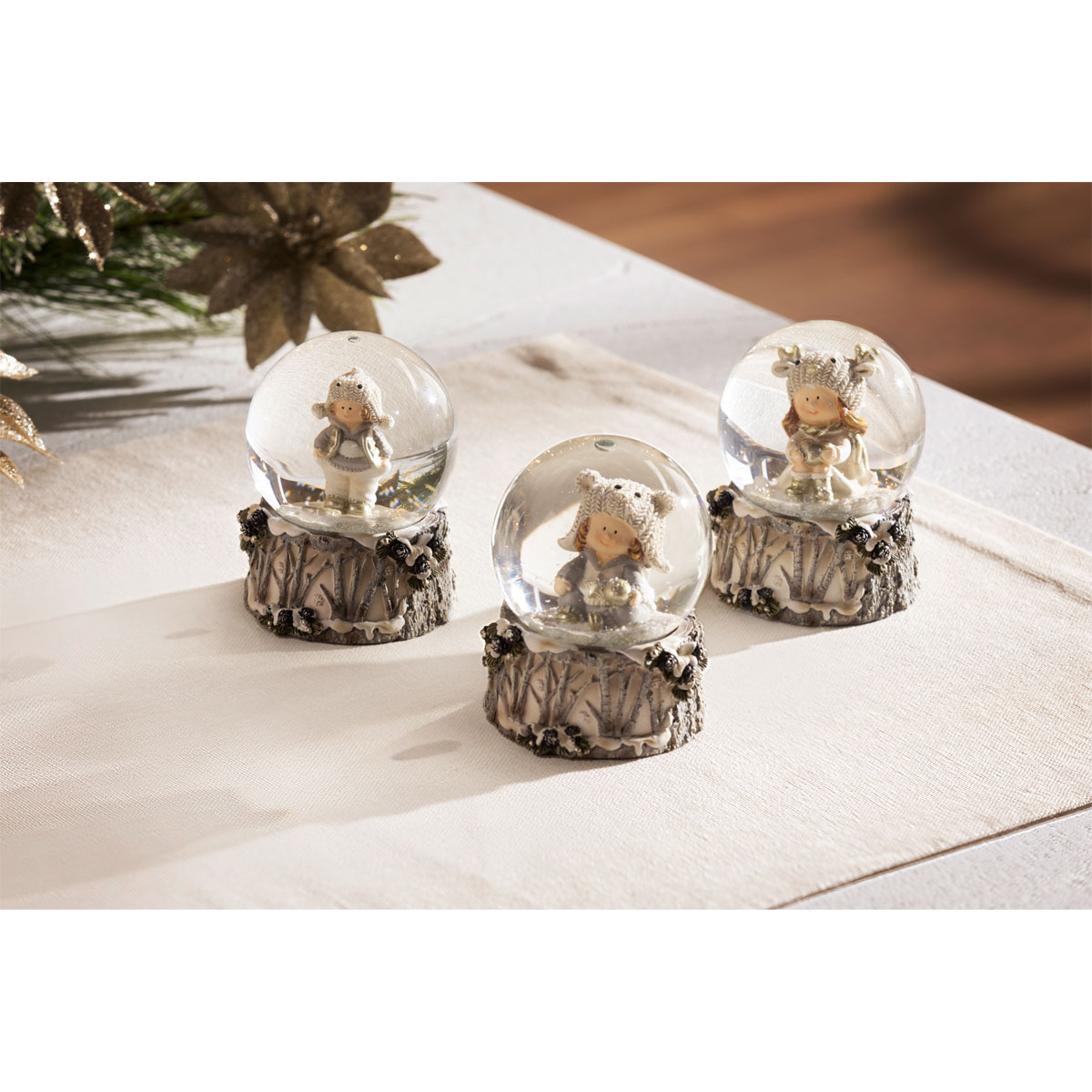 Schneekugel Kinder stehend 1 von 3 Motiven 8,5 cm Bild 2