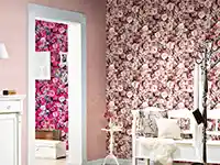 Blumenmuster-Wand trifft auf weißen Tisch in einem rosa dekorierten Raum mit modernem Stil.