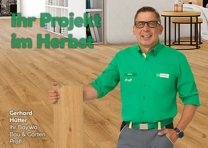 Ein männlicher Baywa Profi mit Bodenbelag in der Hand 
