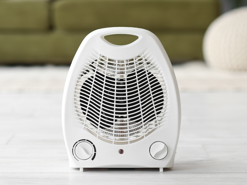 Weißes Heizgerät auf dem Boden 