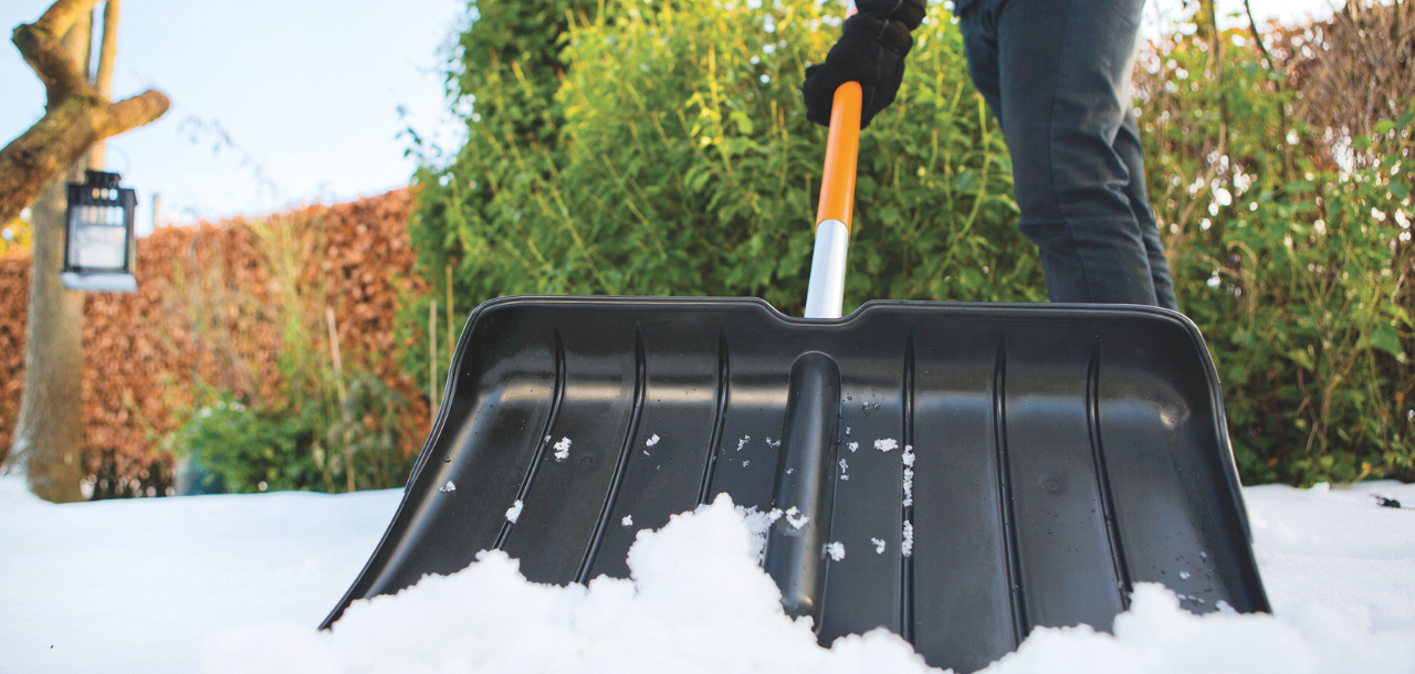 Schneeschieber im Garten