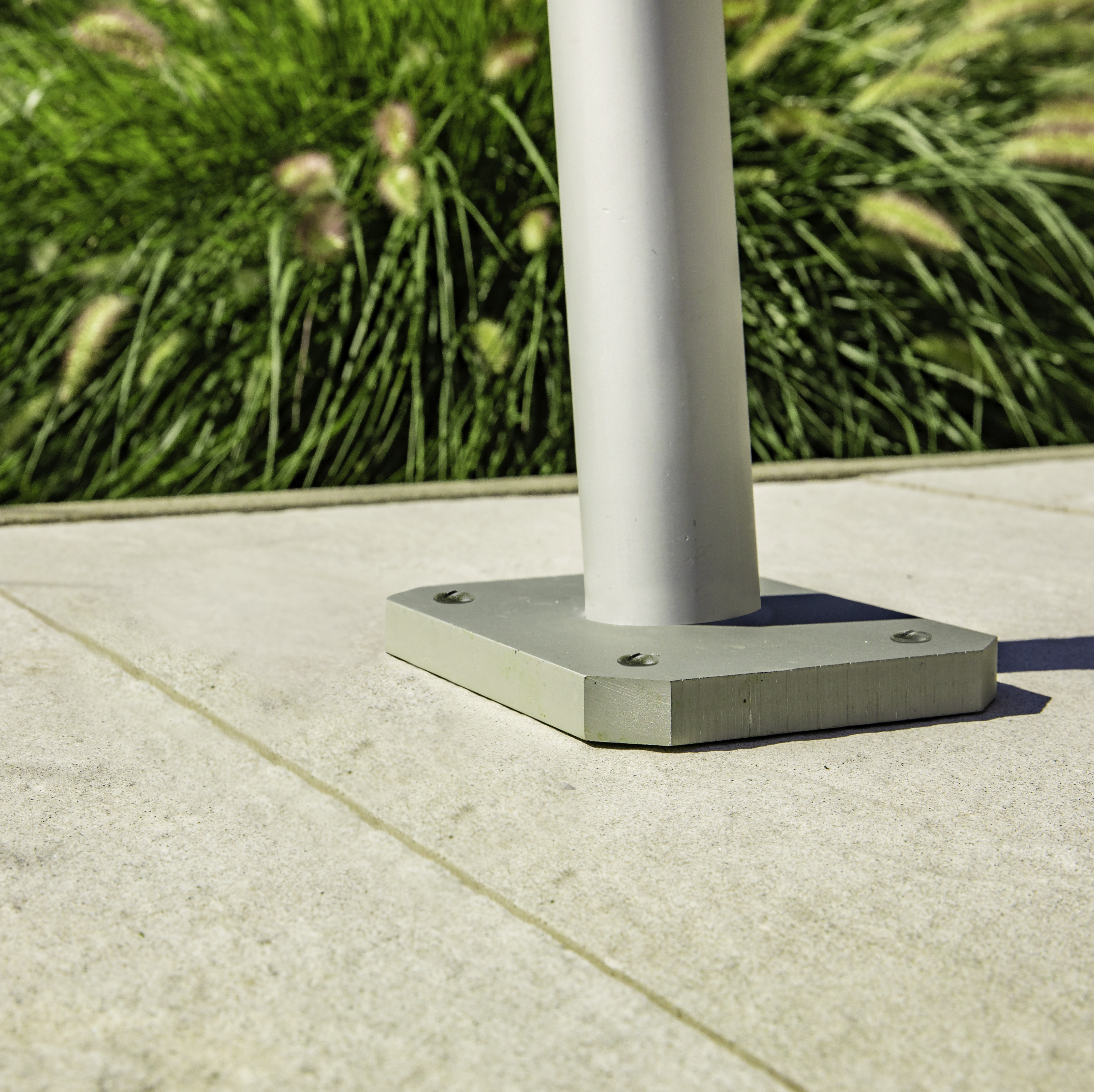 Bodenhülse im Boden eingebaut in grau