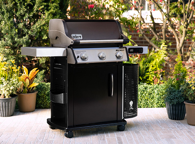 Genesis E325s Grill auf einer terrasse