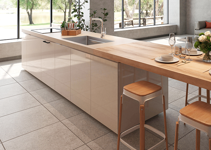 Helle Küche mit Holzoptik und eingelassener Spüle Helle Küche mit Holzoptik und eingelassener Spüle