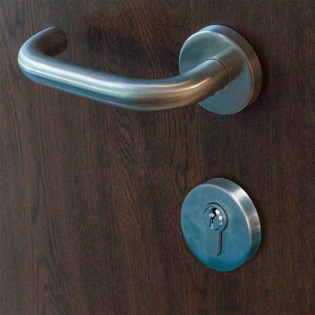 SplenDoor  Premium-Haustür Passivedoor Uppsala RC2 energiesparend einbruchsicher nussbaum 100 x 200 cm rechts Bild 6