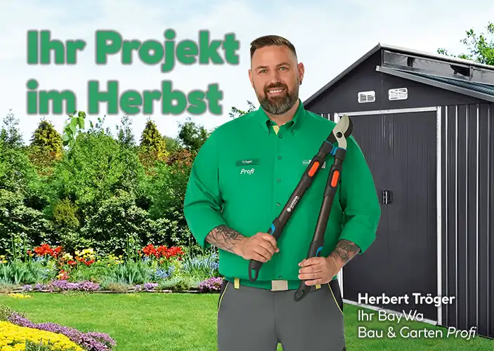 Ein männlicher Baywa Profi mit einer Heckenschere in der Hand 