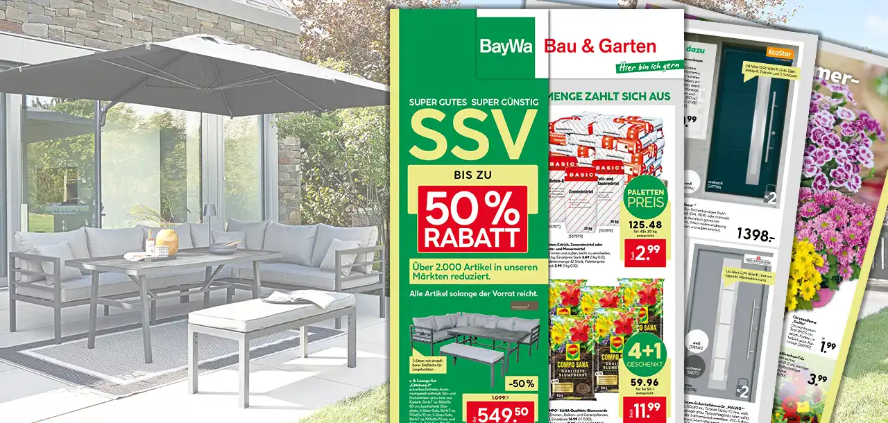 Grünes BayWa Prospekt aufgeklappt, im Hintergrund eine Gartenlounge und ein Sonnenschirm auf einer Terrasse