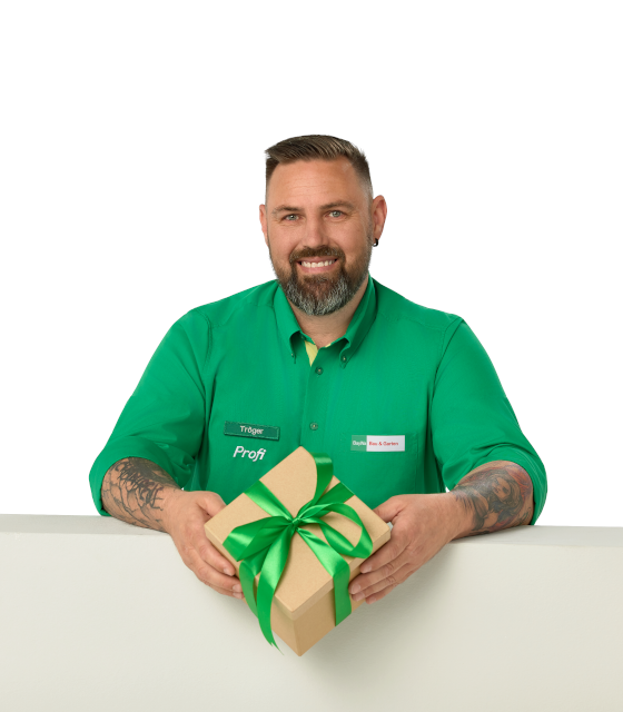BayWa Profi mit Geschenk in der Hand