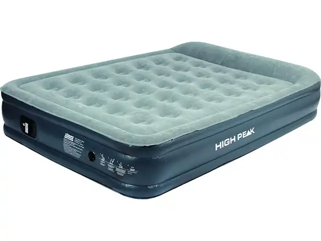 Eine aufblasbare Matratze mit seitlichem Aufdruck "HIGH PEAK" liegt auf dem Boden.