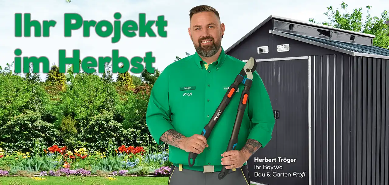 Ein männlicher Baywa Profi mit einer Heckenschere in der Hand 