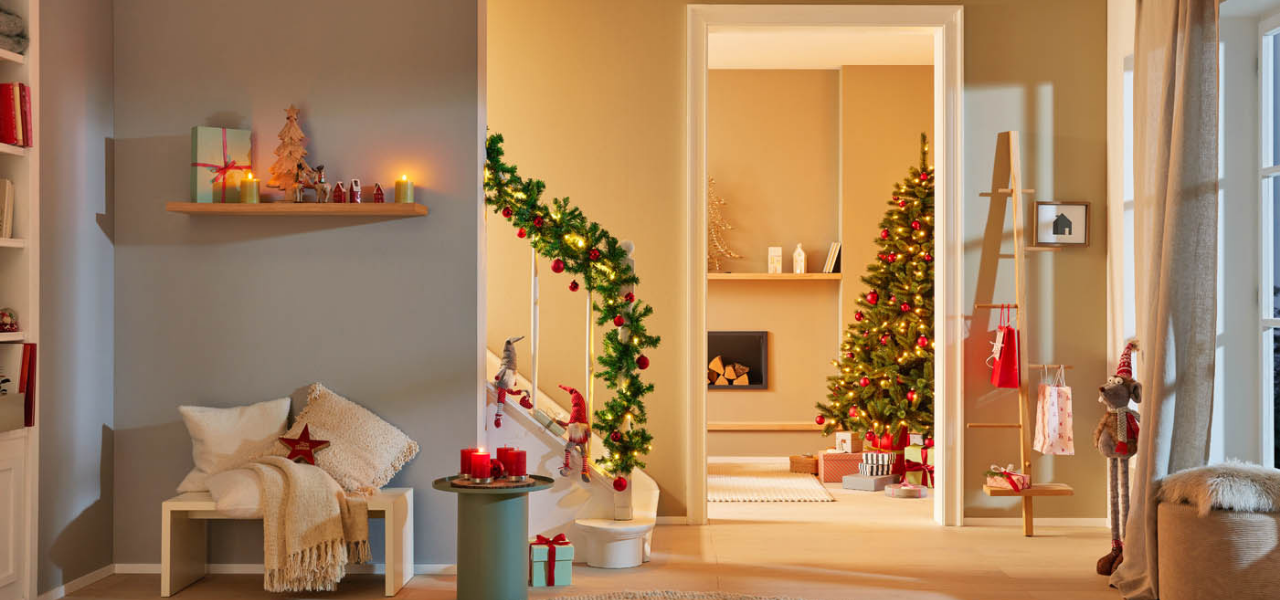 Weihnachtliche Szene in einem Haus, Weihnachtsbaum im Hintergrund, verschiedene weihnachtliche Details Weihnachtliche Szene in einem Haus, Weihnachtsbaum im Hintergrund, verschiedene weihnachtliche Details