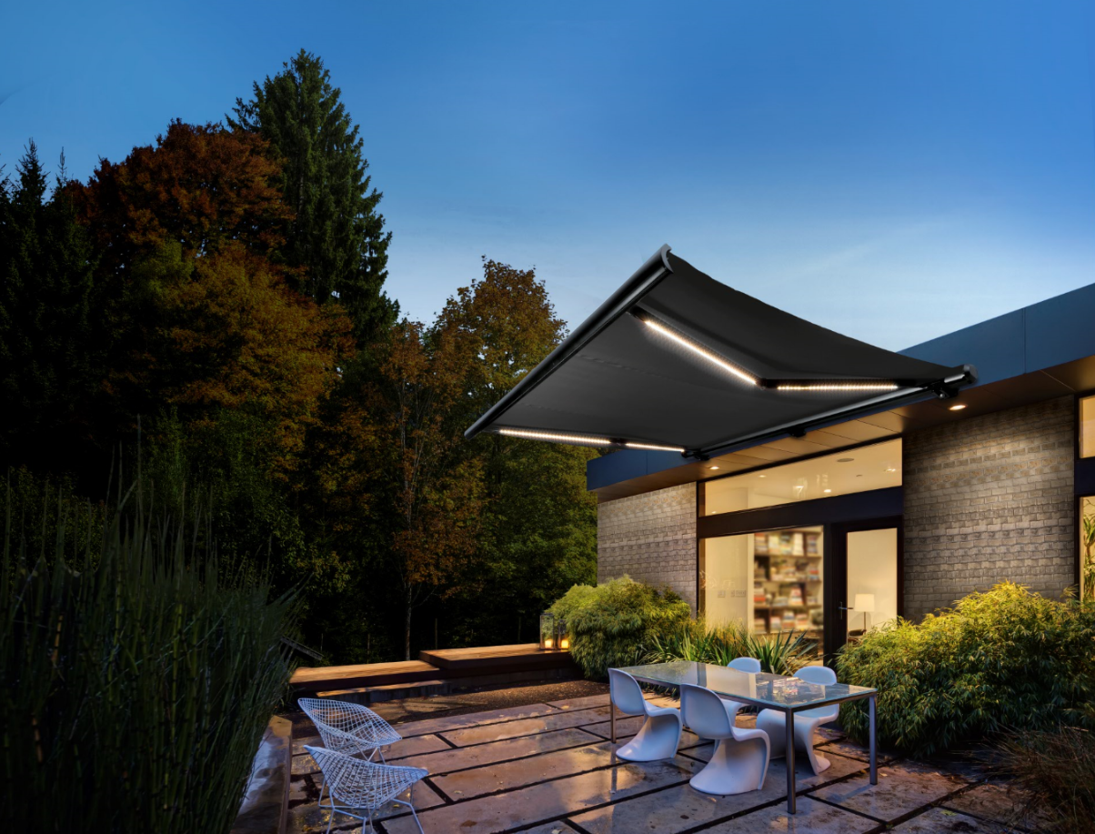 Markise mit Beleuchtung  im Garten am Abend