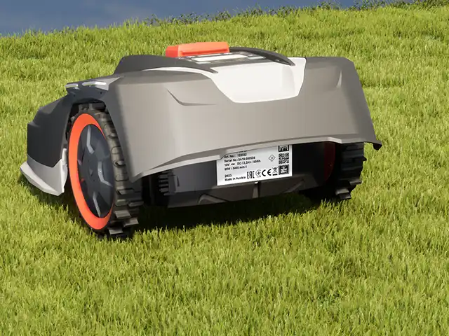 Mähroboter Nahaufnahme seitlich von hinten