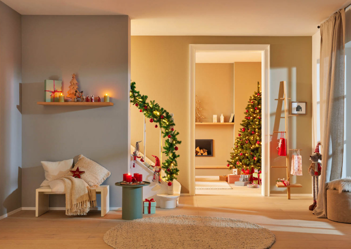 Weihnachtliche Szene in einem Haus, Weihnachtsbaum im Hintergrund, verschiedene weihnachtliche Details Weihnachtliche Szene in einem Haus, Weihnachtsbaum im Hintergrund, verschiedene weihnachtliche Details